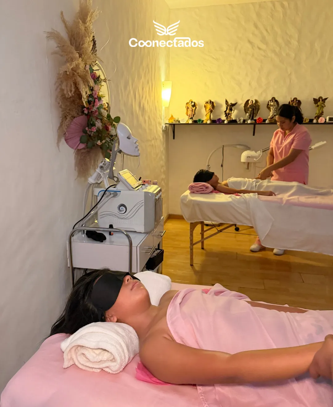Clientas durante una experiencia de aparatología y cuidado corporal en Conectados Spa en Cuernavaca