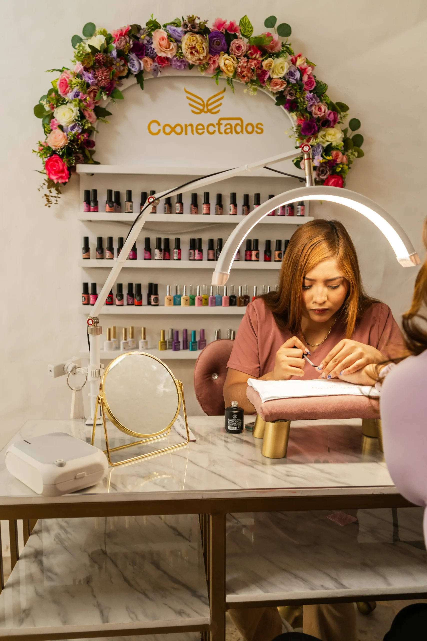 Especialista trabajando en el área de uñas de Conectados Spa en Cuernavaca