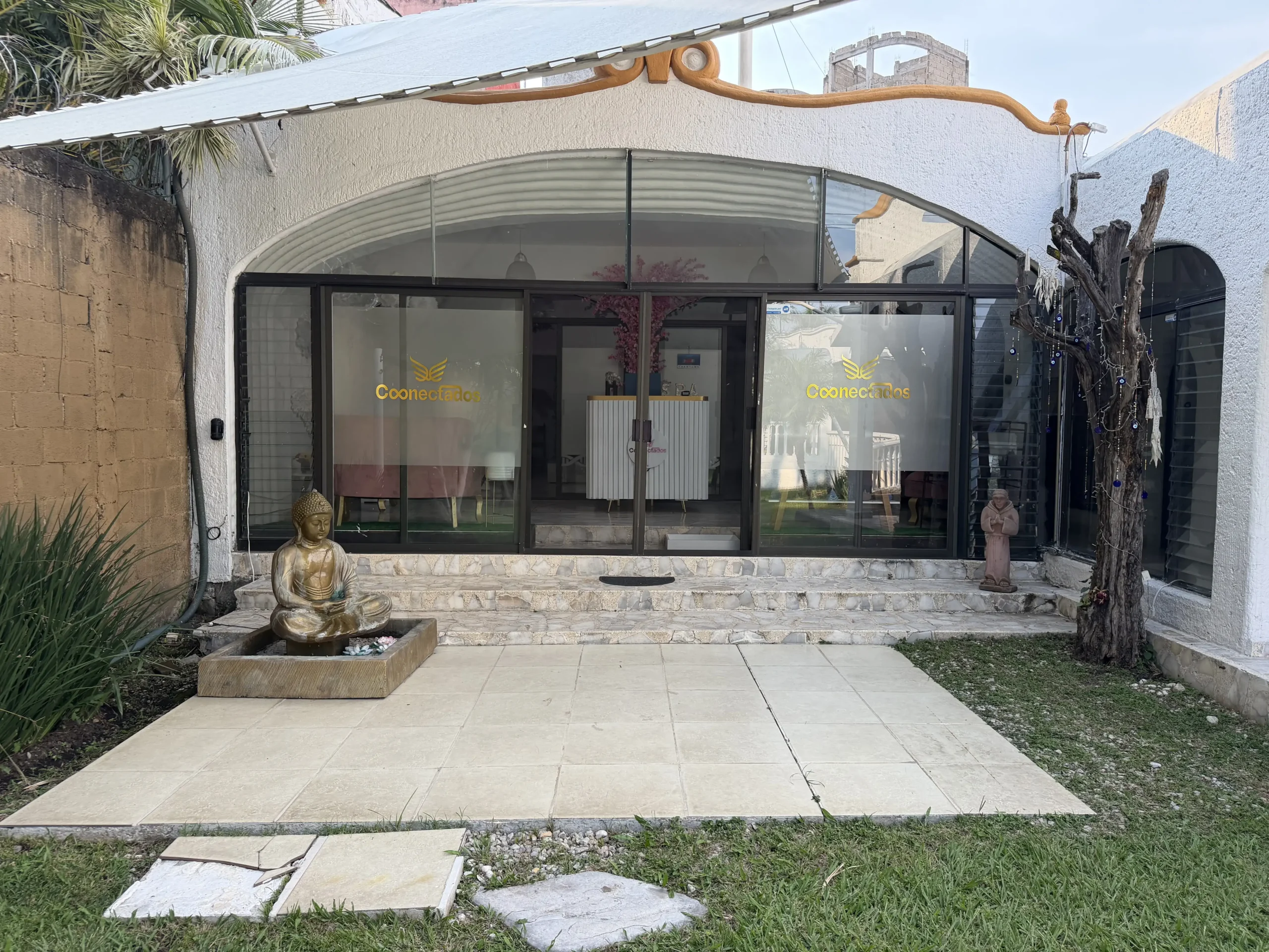 Vista interior de Conectados Spa en Cuernavaca con ambiente cálido, elegante y relajante