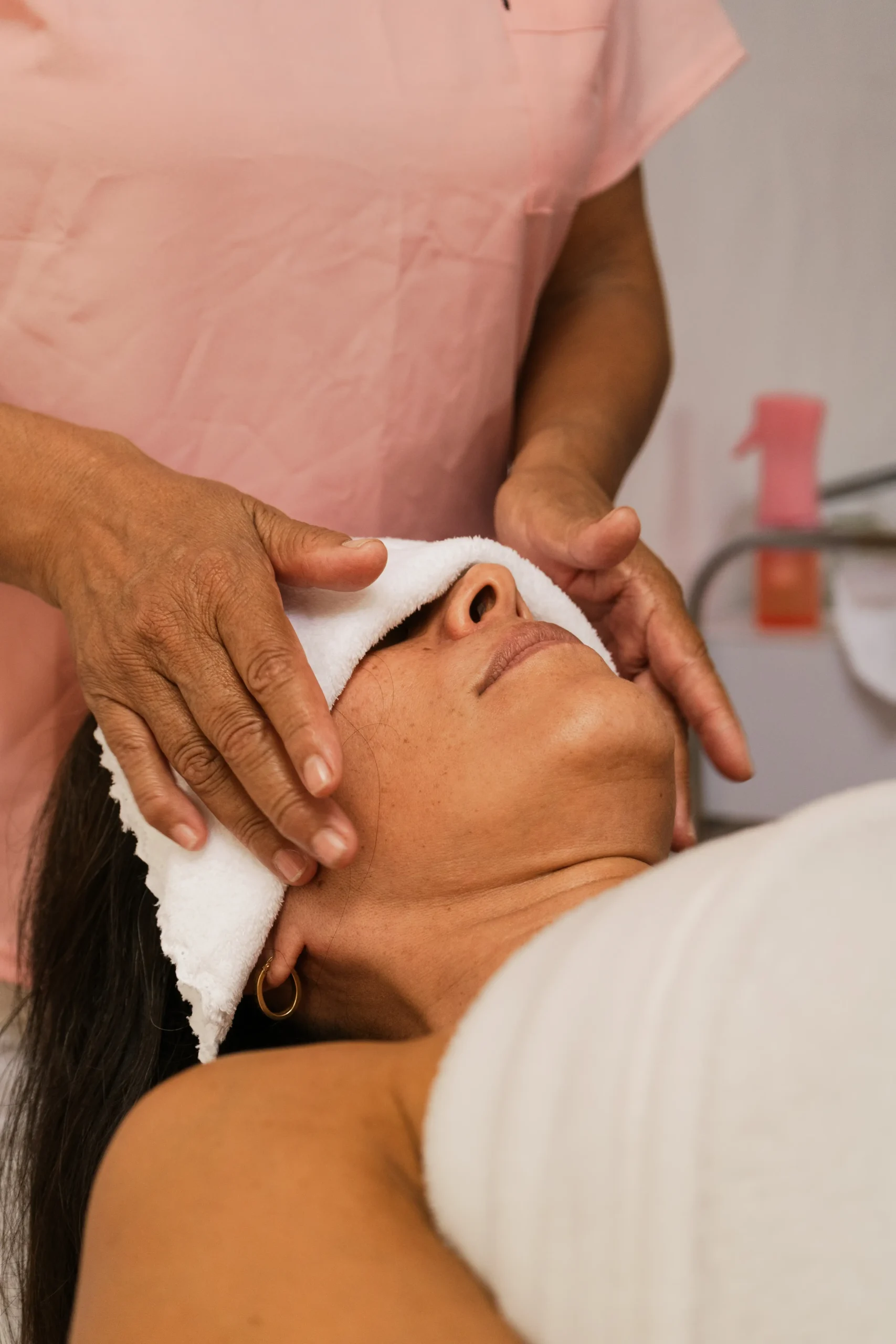 Terapeuta realizando un tratamiento facial a una clienta en Conectados Spa Cuernavaca