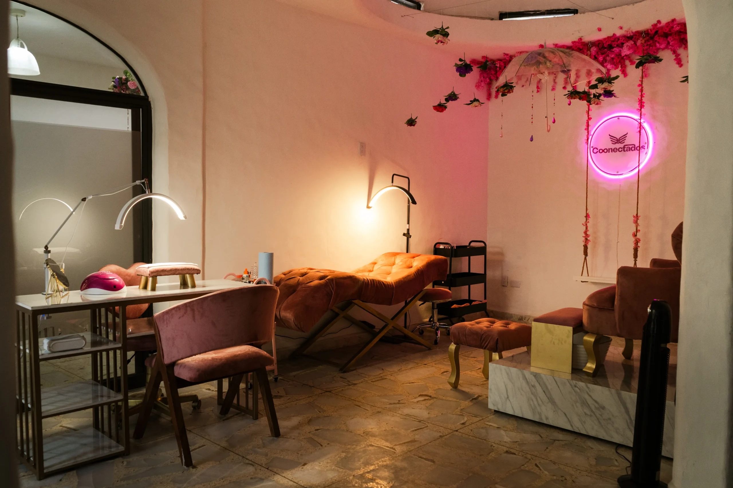 Área interior de Conectados Spa en Cuernavaca con camilla de relajación y espacio para servicios de uñas