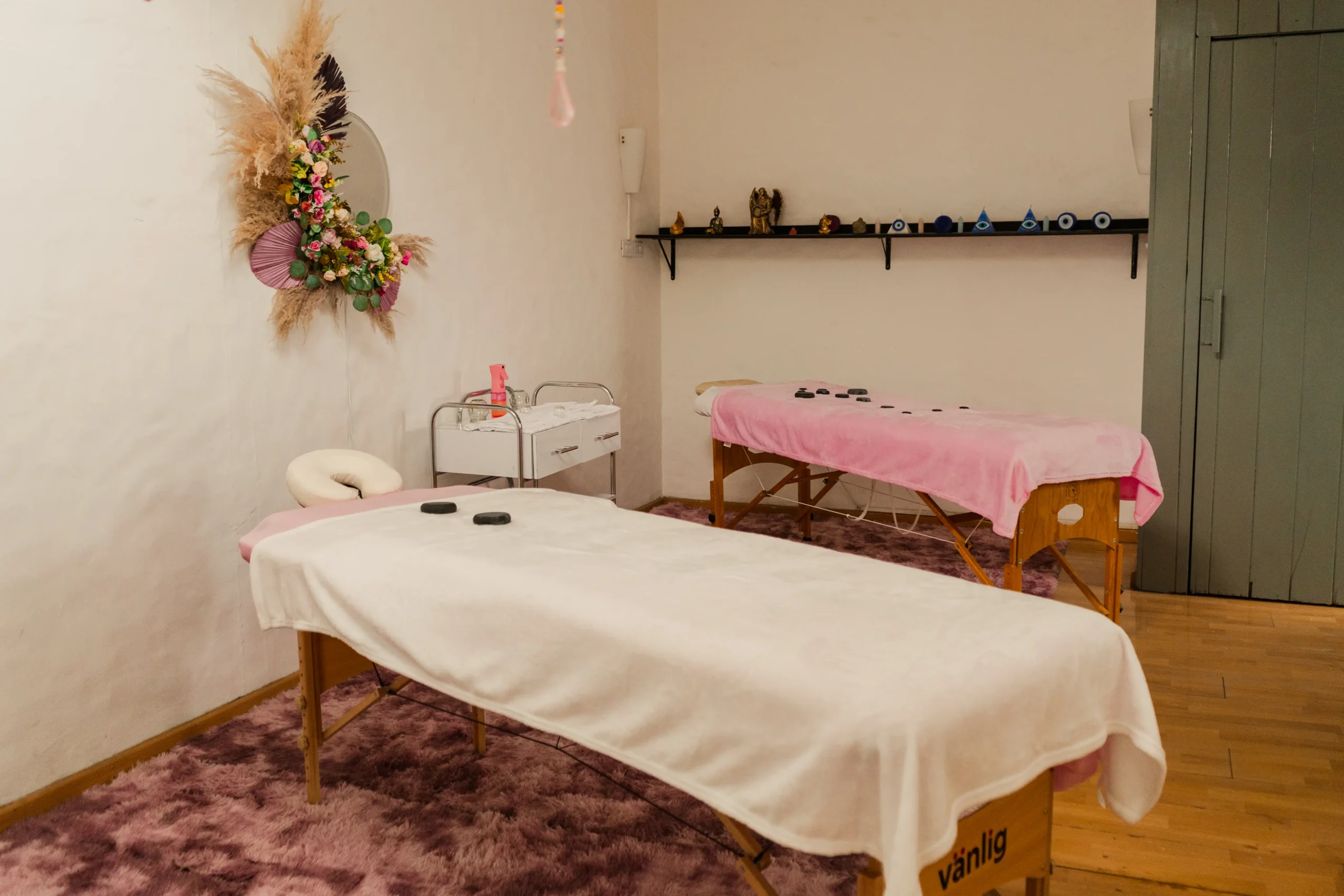 Cabina de masajes de Conectados Spa en Cuernavaca con camillas preparadas y piedras calientes