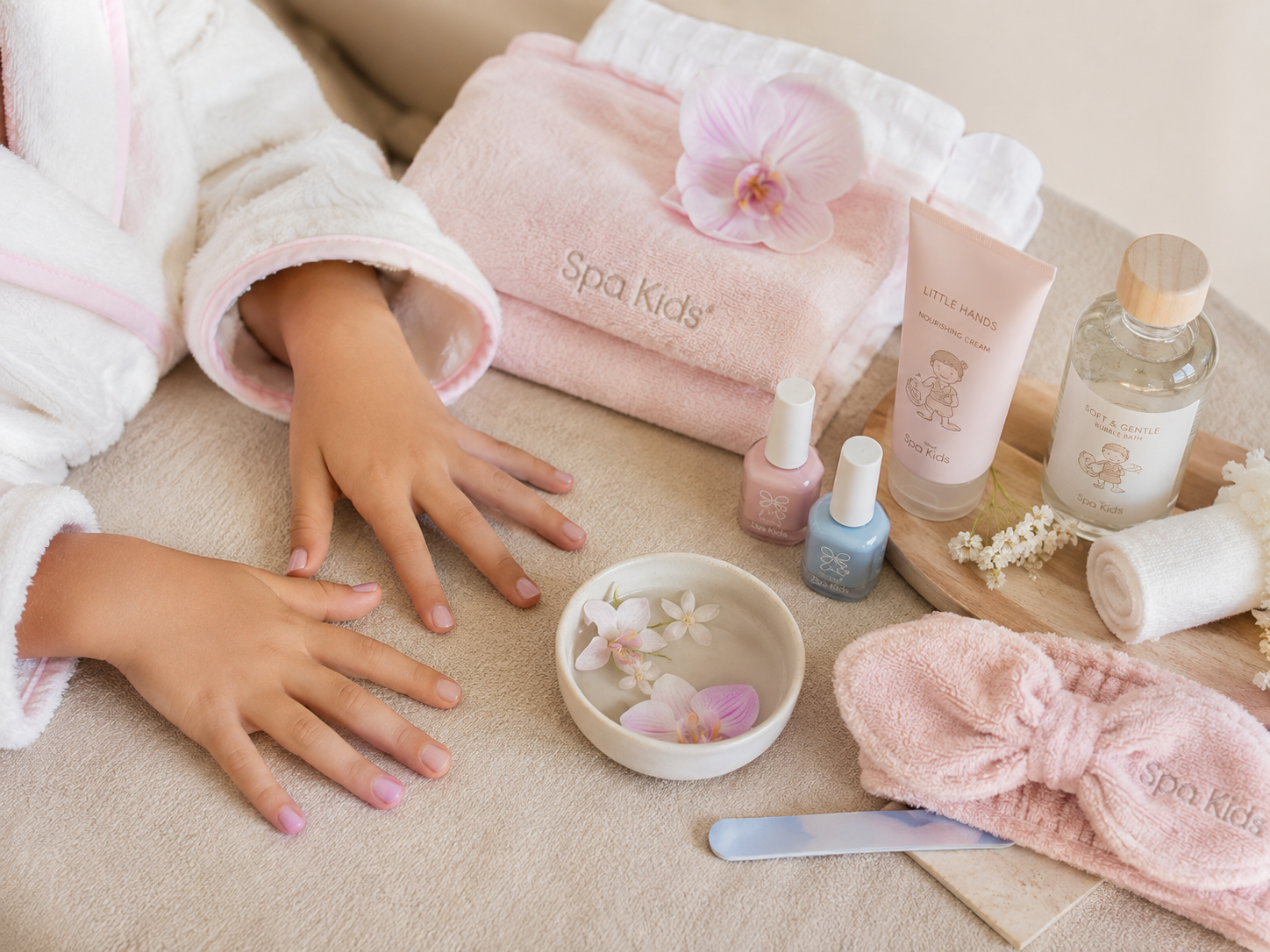 Detalles de una experiencia Spa Kids con manicure y accesorios en tonos pastel