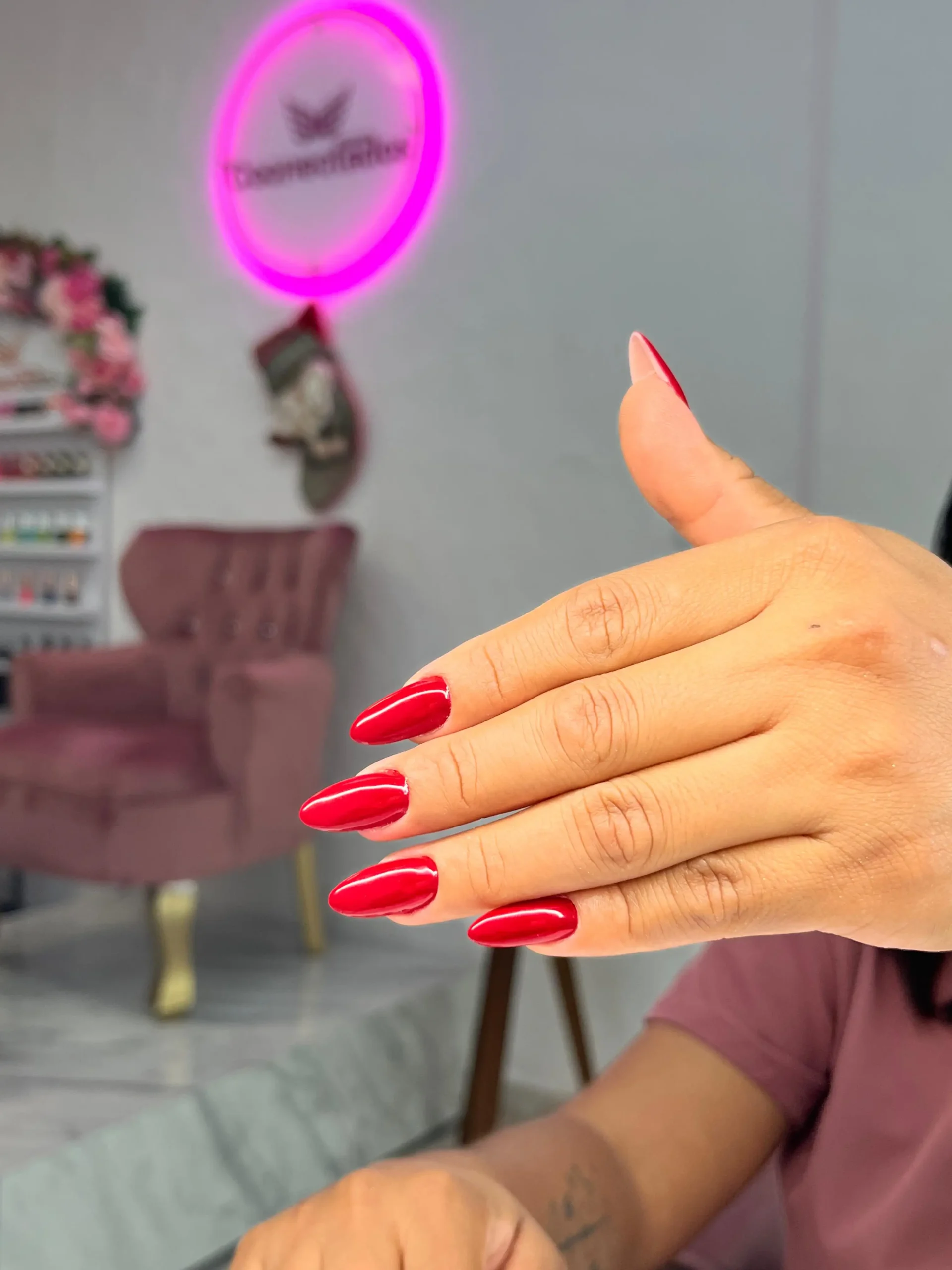 Manicure con uñas rojas realizado en Conectados Spa Cuernavaca