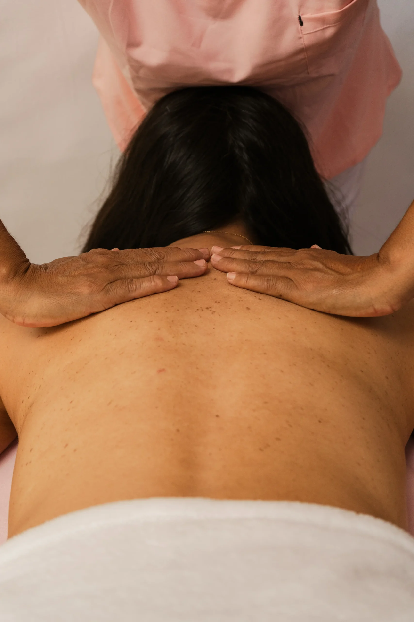 Especialista realizando masaje de espalda en Conectados Spa en Cuernavaca