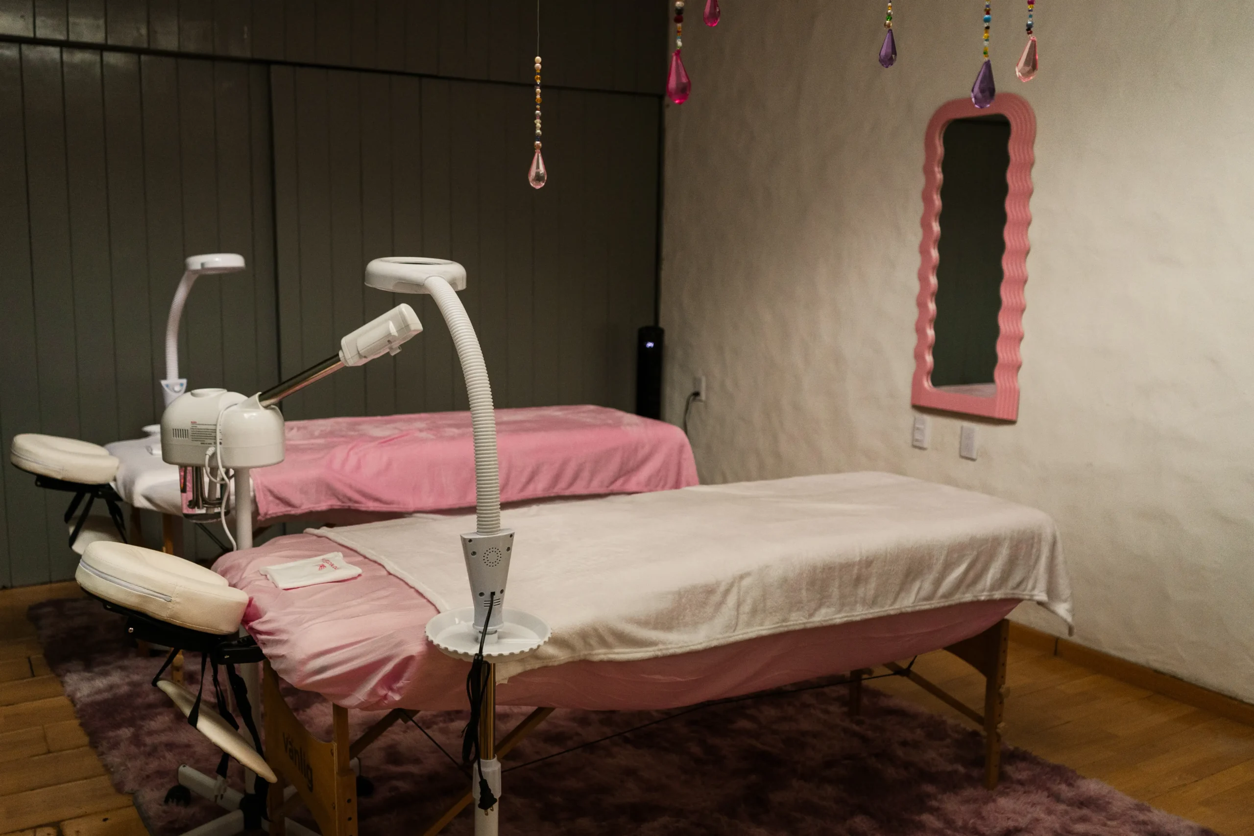 Cabina con camillas y equipo para tratamientos en Conectados Spa Cuernavaca